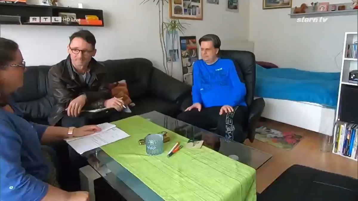 Die beiden Arbeitsvermittler besuchen einen Berliner Langzeitarbeitslosen (rechts) zu Hause.