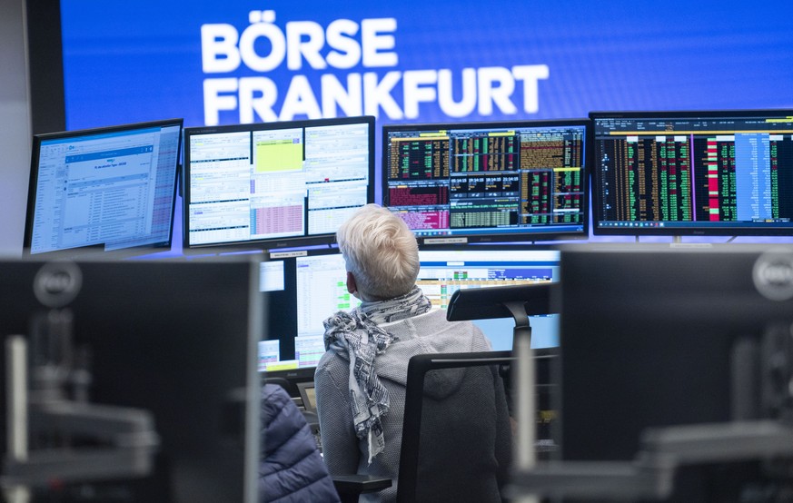 Eine Händlerin sitzt im Handelssaal der Frankfurter Börse vor ihren Monitoren. Am Montag stieg deutsche Aktienindex Dax ist auf den höchsten Stand seiner Geschichte.