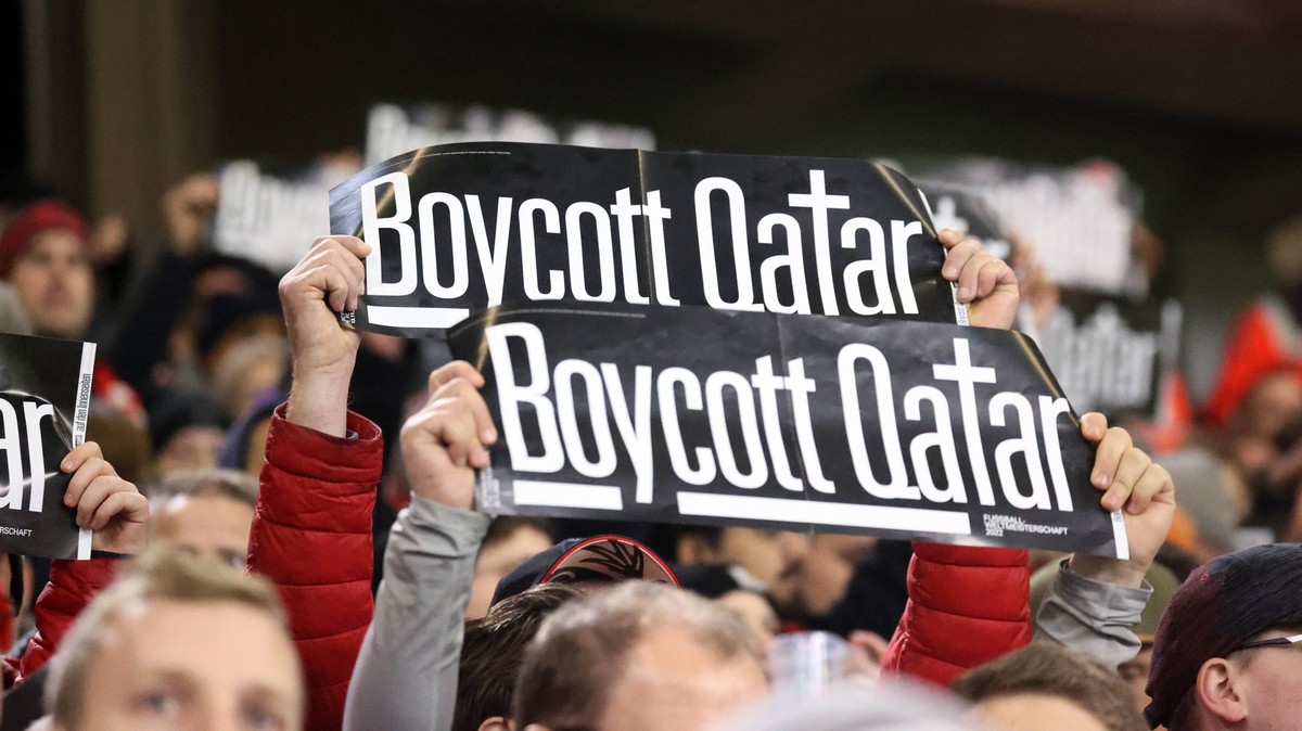 13.11.22 SC Freiburg - 1. FC Union Berlin Deutschland, Freiburg, 13.11.2022, Fussball, Bundesliga, SC Freiburg - 1. FC Union Berlin: SC Freiburg Fans Plakat Boycott Qatar WM Katar. *** 13 11 22 SC Fre ...