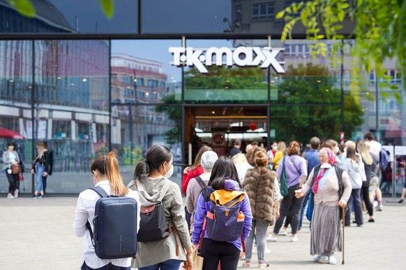 Große Modegeschäfte wie auch TK Maxx locken Kunden oft mit Fast Fashion Sales. 