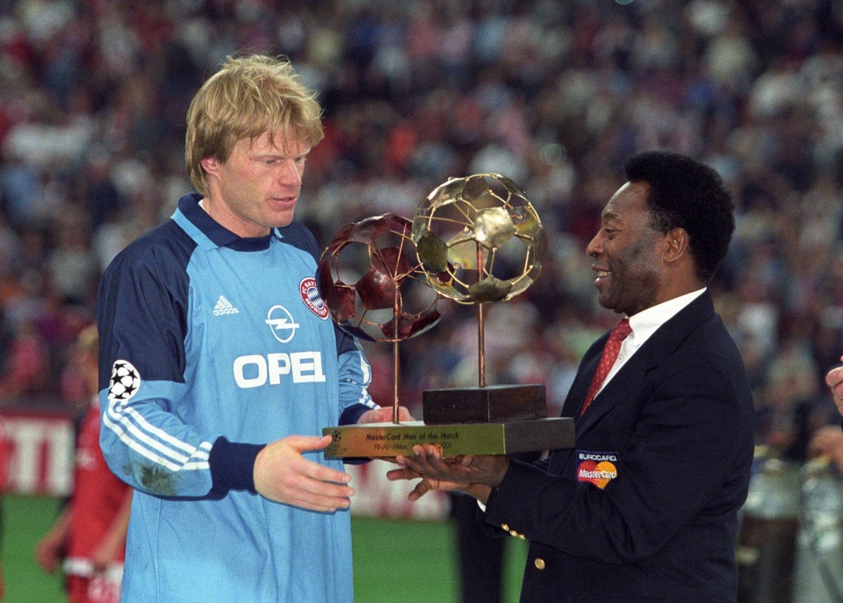 Oliver Kahn, Man of the Match, und Pele (re) vom FC Bayern M�nchen fotografiert - Champions League Finale 2001 am 23.05.2001 in Mailand.