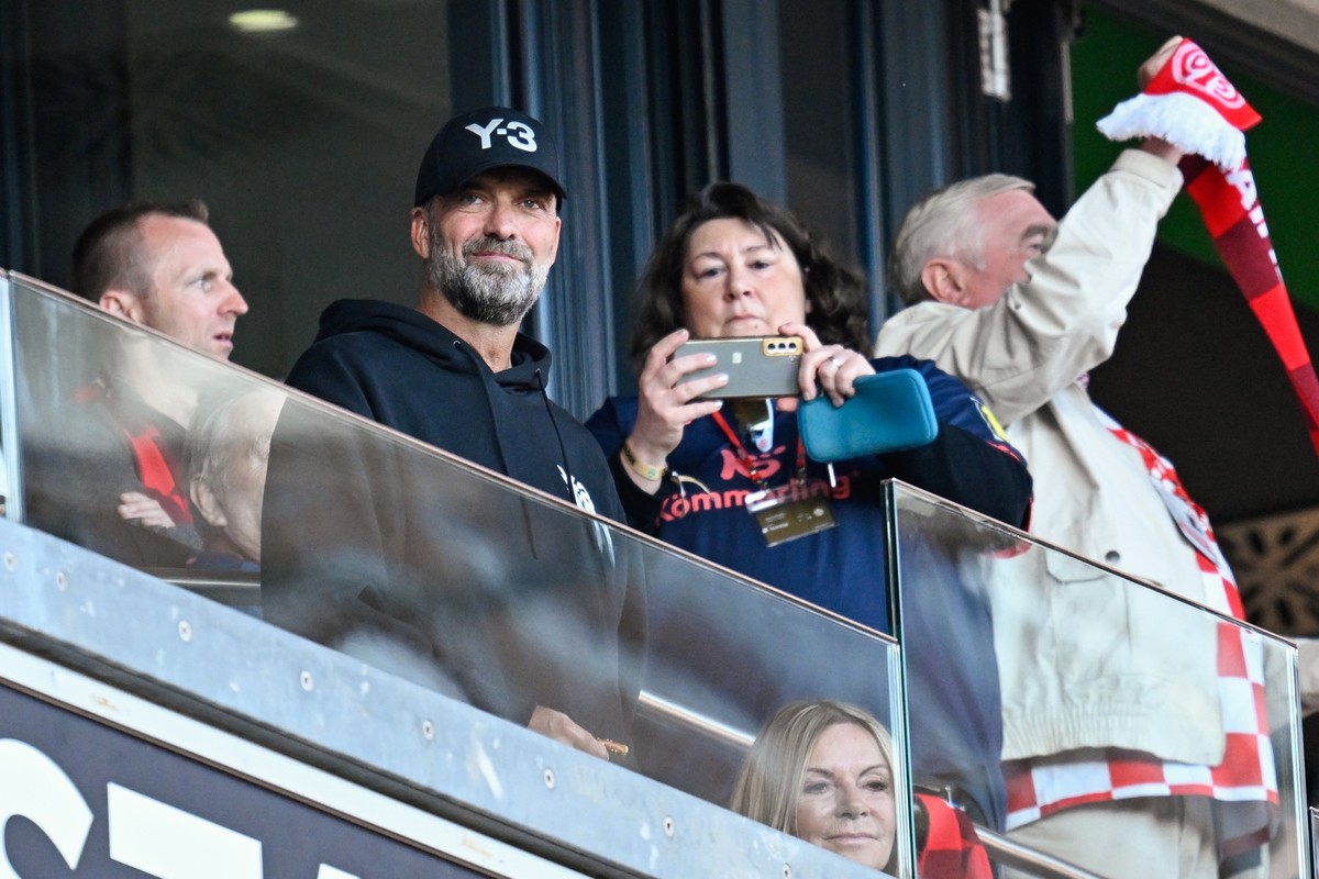 15.09.2024, Rheinland-Pfalz, Mainz: Fußball: Bundesliga, FSV Mainz 05 - Werder Bremen, 3. Spieltag, Mewa Arena. Jürgen Klopp (Mitte l), ehemaliger Trainer und Spieler von Mainz, steht vor Spielbeginn  ...