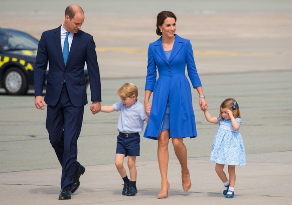 ARCHIV - Prinz William, Herzogin Catherine und ihre Kinder Prinz George und Prinzessin Charlotte gehen am 19.07.2017 in Warschau (Polen) nach ihrer Landung über das Vorfeld. Prinz William und seine Fr ...