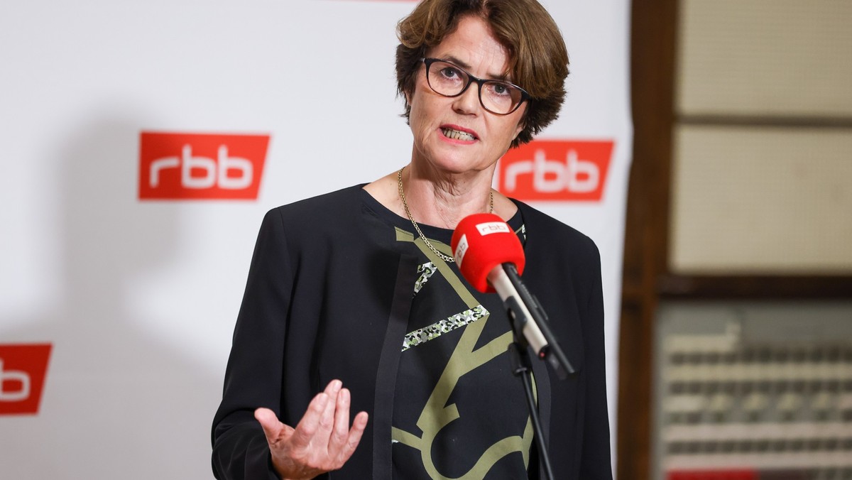 ARCHIV - 15.08.2022, Berlin: Friederike von Kirchbach, Vorsitzende des RBB Rundfunkrates, steht der Presse Rede im Haus des Rundfunks nach der Sondersitzung im Fall Schlesinger. Die Vorsitzende des RB ...
