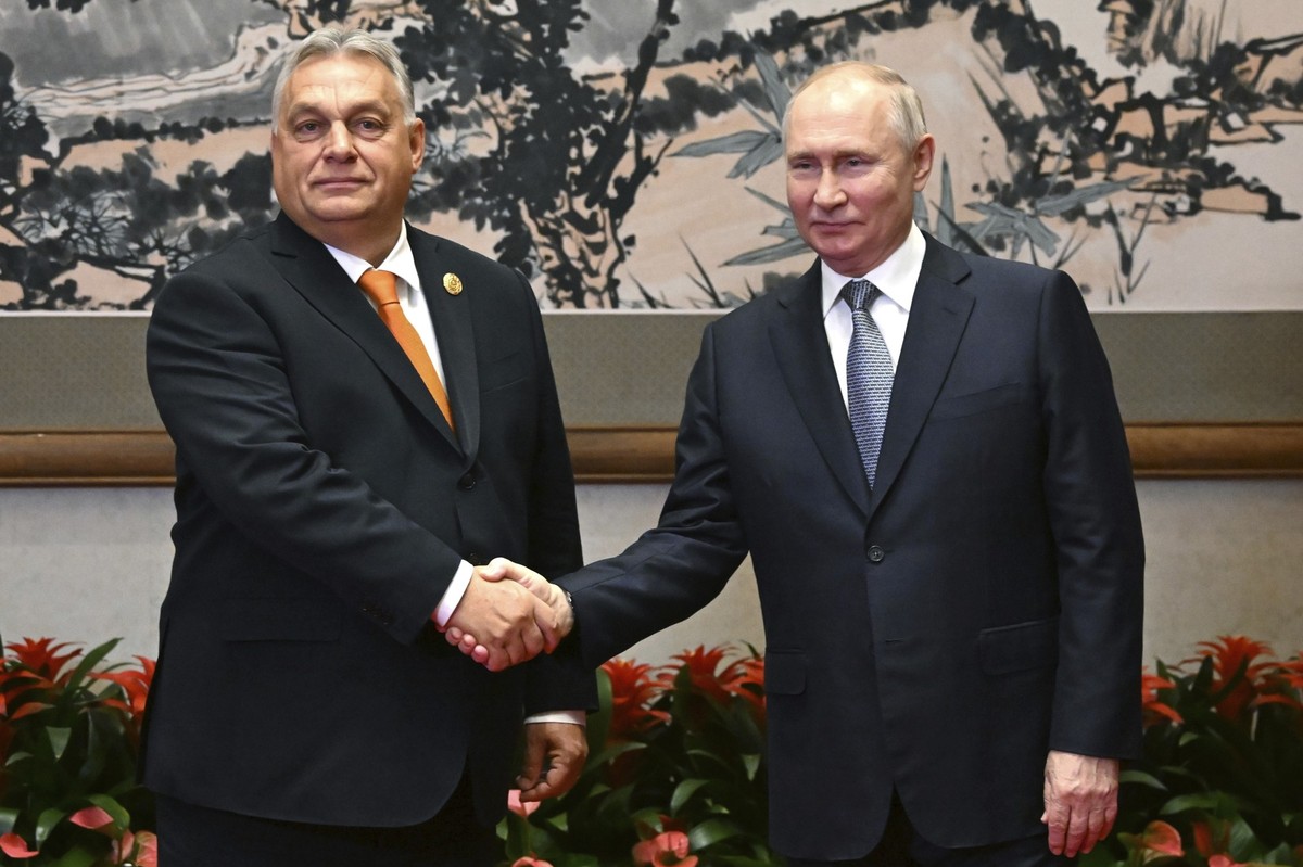 17.10.2023, China, Peking: Auf diesem von der staatlichen russischen Nachrichtenagentur Sputnik via AP veröffentlichte Foto begrüßt Wladimir Putin (r), Präsident von Russland, Viktor Orban, Ministerpr ...