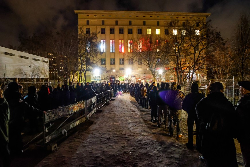 Berghain Club Berlin, CTM Festival 2024 Meinschenschlange zum Eintritt Berghain Club Berlin *** Berghain Club Berlin, CTM Festival 2024 My queue for admission Berghain Club Berlin