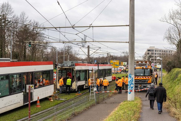 02.02.2023, Baden-Württemberg, Freiburg im Breisgau: Mitarbeiter der Freiburger Verkehrs-AG (VAG) bergen eine Straßenbahn, die bei einem Zusammenstoß mit einer anderen Bahn auseinandergerissen wurde.  ...