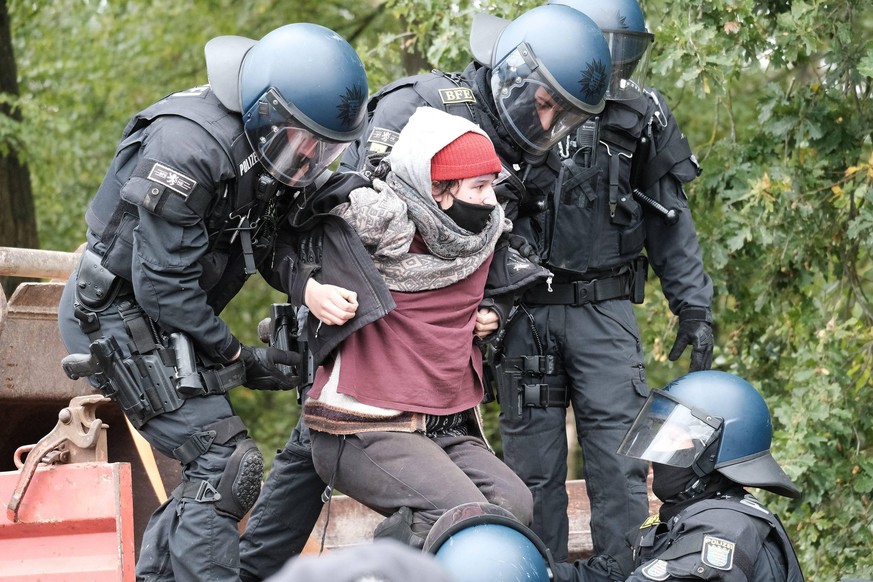 07.10.2020 xkhx Dannenröder Forst Baustelle A49 Autobahn-Gegner besetzen Baustelle am A49-Ausbauende Umweltschützer protestiertengegen die Rodungen des Waldes Polizeibeamte waren damit beschäftigt, di ...