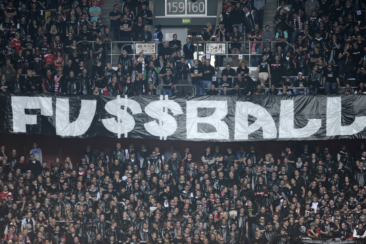 Düsseldorfer Choreo gegen die Geldmassen, die in den Fußball fließen.