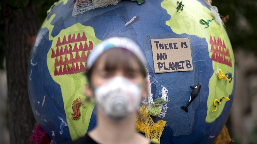 Fridays for Future DEU, Deutschland, Germany, Berlin, 26.06.2020 Aktivist mit Gesichtsmaske Klima Schuetzen vor Ballon Erde There is no Planet B auf der Kundgebung und Demonstration von Schuelerinnen  ...