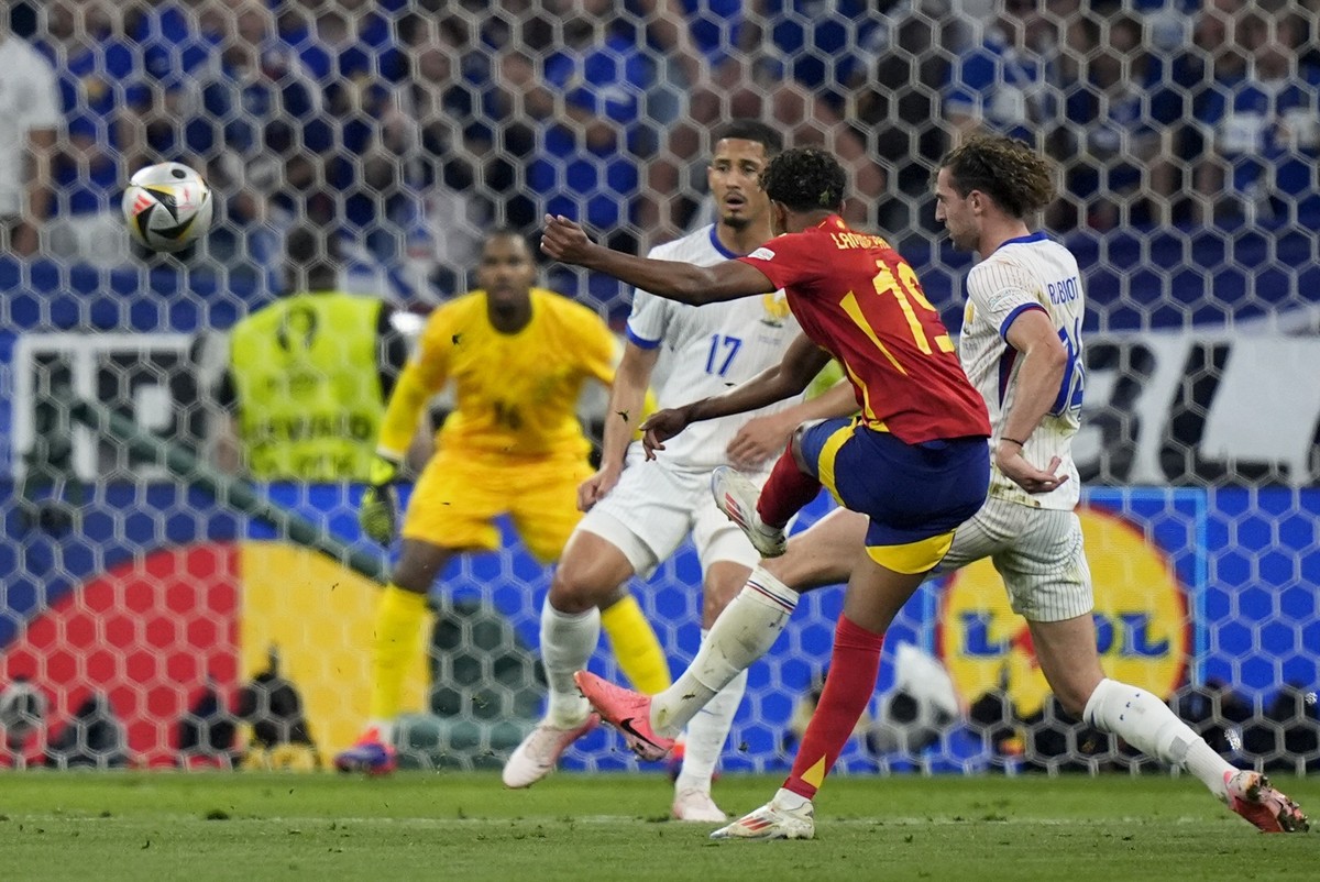 Spain's Lamine Yamal, center, scores his side's first goal during a semifinal match between Spain and France at the Euro 2024 soccer tournament in Munich, Germany, Tuesday, July 9, 2024. (AP ...