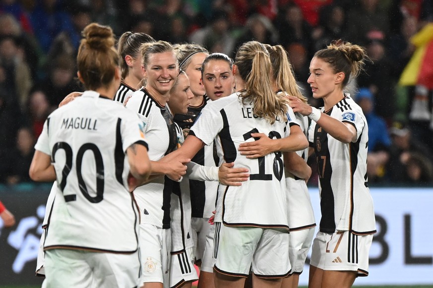 24.07.2023, Australien, Melbourne: Fußball, Frauen: WM, Deutschland - Marokko, Vorrunde, Gruppe H, 1. Spieltag, Melbourne Rectangular Stadium: Das deutsche Team jubelt über das gefallene Tor zum 4:0.  ...