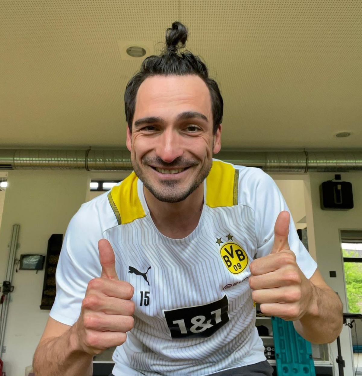 Mats Hummels postete am Mittwoch ein Foto von sich mit interessanter Frisur, Cathy stichelte prompt.