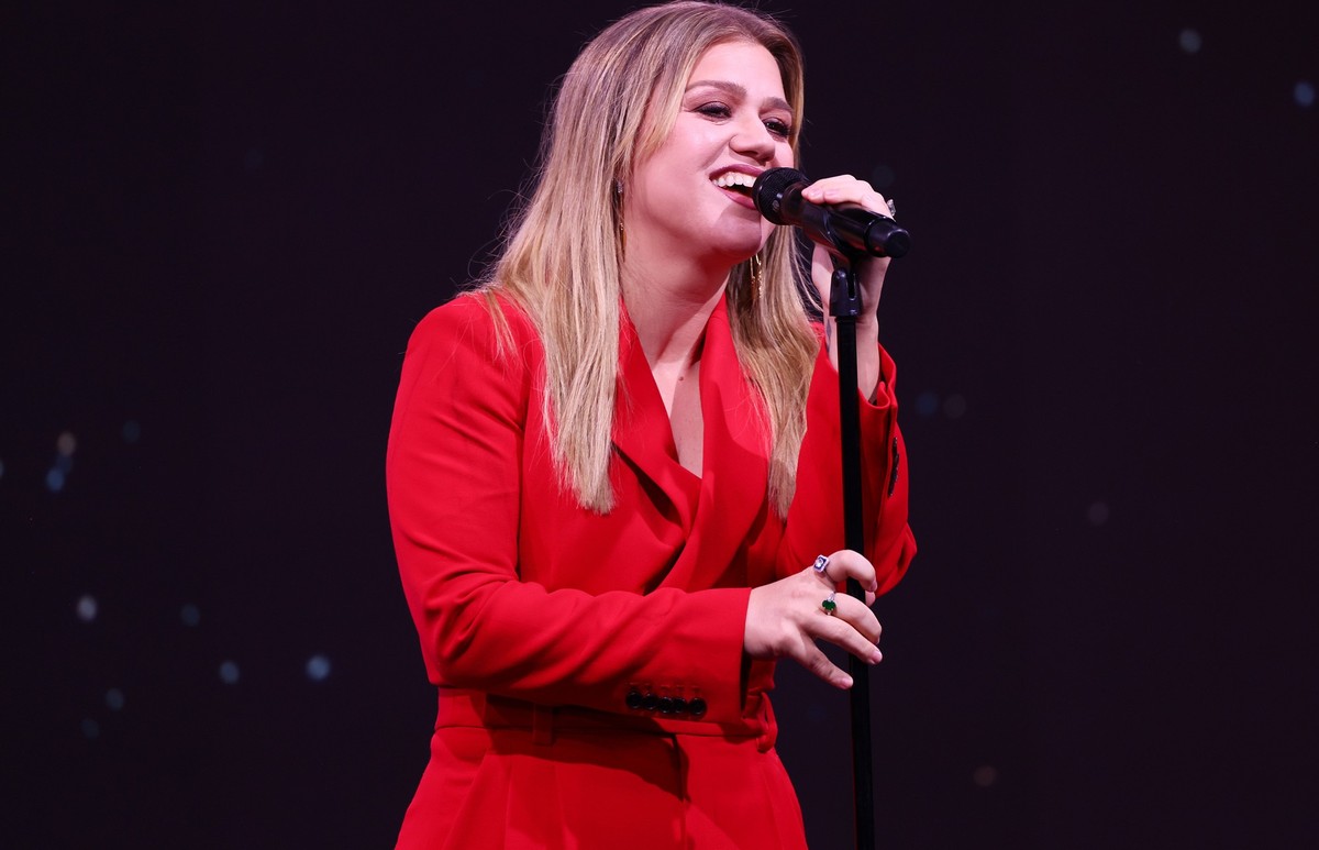 NEW YORK, NEW YORK - NOVEMBER 08: Kelly Clarkson performs onstage during the SiriusXM Next Generation: Industry &amp; Press Preview at The Tisch Skylights at The Shed on November 08, 2023 in New York  ...