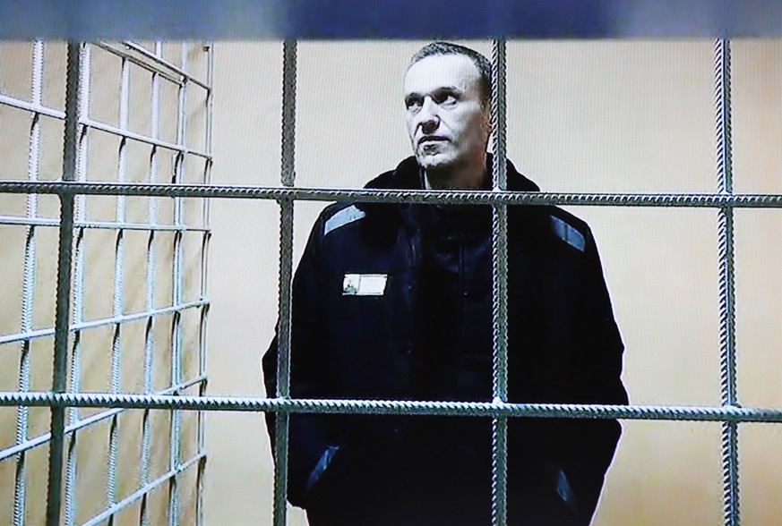 ARCHIV - 28.12.2021, Russland, Petushki: Alexej Nawalny, Oppositionspolitiker aus Russland, ist während einer Gerichtsverhandlung per Video aus einem Gefängnis zugeschaltet. (zu dpa &quot;Wochenlang v ...