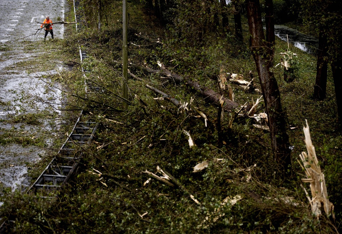 OUTSIDE - Storm damage on the A9 highway. Due to the first summer storm of the year, called Poly, dozens of trees and branches lie on the road. The KNMI has issued code red for part of the country. AN ...
