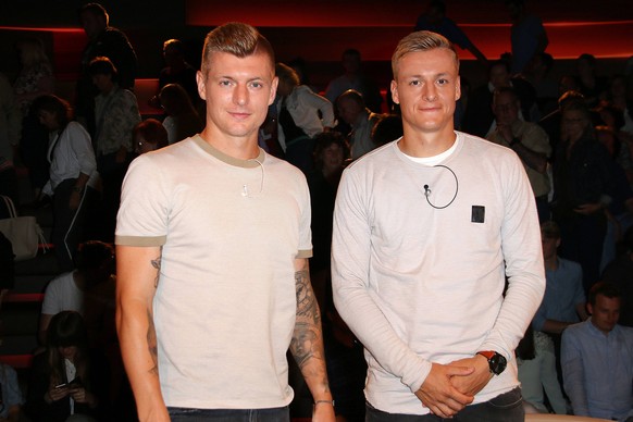 Toni Kroos und sein Bruder Felix Kroos zu Gast in der M.Lanz (ZDF) Talkshow am 27.06.2019 in Hamburg Toni Kroos und sein Bruder Felix Kroos zu Gast in der Markus Lanz Show *** Toni Kroos and his broth ...