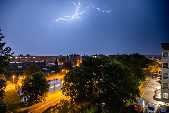 29.06.2022, Tschechien, Hradec Kr�lov�: Ein Blitz erhellt den Nachthimmel w�hrend eines Unwetters. Starke Regenf�lle und Gewitter haben in Tschechien zu Unf�llen und �berschwemmungen gef�hrt. Bei der  ...