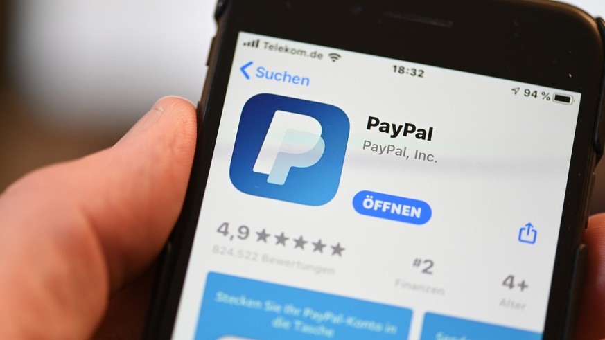 ARCHIV - 29.07.2020, Baden-Württemberg, Ravensburg: Die Applikation von PayPal ist auf einem Mobilfunkgerät zu sehen, das ein Mann in der Hand hält. PayPal gibt am 09.02.2023 Zahlen für das 4. Quartal ...