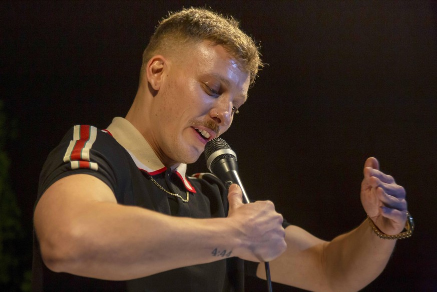 Felix Manuel Lobrecht der deutscher Stand-Up-Comedian, bei seinem Auftritt auf der Buehne bei The Wall Comedy Berlin am 09.Januar 2022 in Berlin