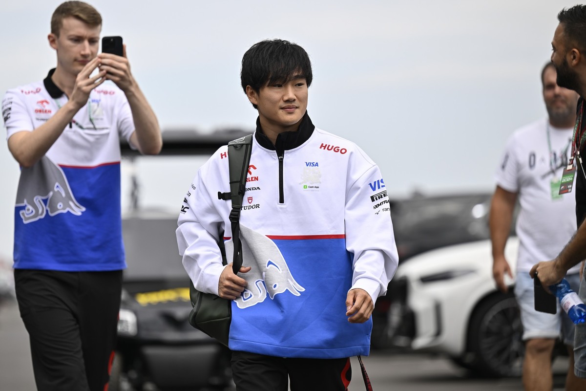 21.07.2024, Ungarn, Mogyorod: Motorsport: Formel-1-Weltmeisterschaft, Grand Prix von Ungarn, vor dem Rennen auf dem Ungaroring in Mogyorod bei Budapest: Der japanische Formel-1-Pilot Yuki Tsunoda vom  ...
