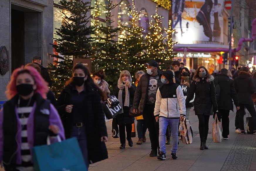 BERLIN, GERMANY - DECEMBER 15: Shoppers crowd Tauentzienstrasse under Christmas lights on the last day before most shops are to close under a hard lockdown before Christmas during the second wave of t ...