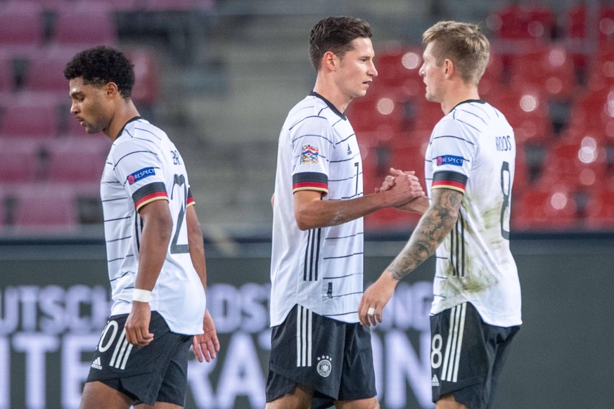 Nach dem Spiel geben sich Julian DRAXLER mi., GER und Toni KROOS re., GER die Haende, daneben Serge GNABRY GER, H