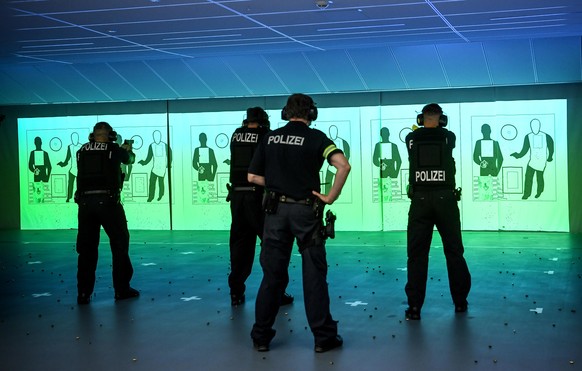 Polizeischüler beim Schießtraining in einer Raumschießanlage der Polizeiakademie.