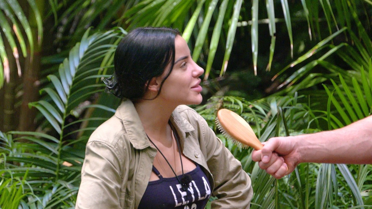 ACHTUNG: SPERRFRIST FÜR ALLE MEDIEN BIS ZUM SHOWENDE, FREITAG, 02.02.2024, 24:00 UHR !!! Tag 15 im Camp. Nach Kims Auszug ist die Stimmung ausgelassen. Fabio interviewt mit Bürsten-Mikro Leyla Lahouar ...