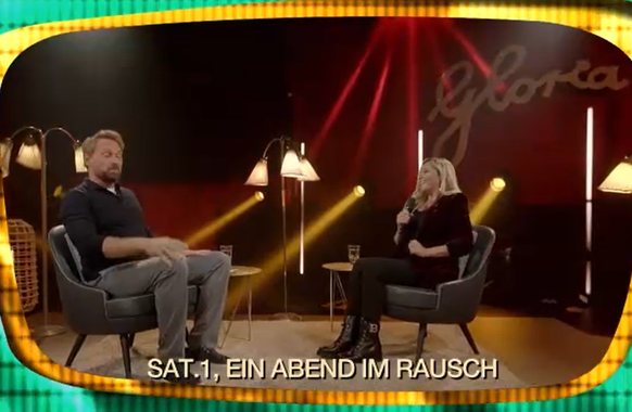 Das sahen die Zuschauer von "Ein Abend im Rausch" nicht: Ein Mitarbeiter schleicht sich während des Interviews mit Helene Fischer heraus.