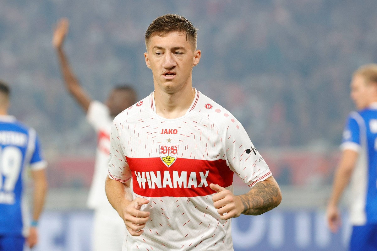 22.09.2023, Deutschland, Stuttgart, Fu�ball Bundesliga, Saison 2023/2024, VfB Stuttgart vs. SV Darmstadt 98, Angelo Stiller VfB Gem�� den Vorgaben der DFL Deutsche Fu�ball Liga ist es untersagt, in de ...