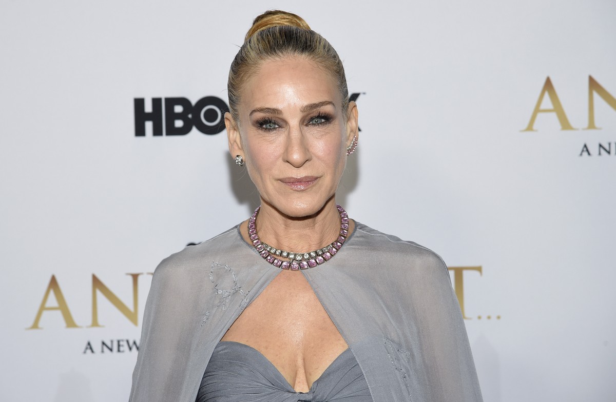ARCHIV - 08.12.2021, USA, New York: Sarah Jessica Parker kommt zur Premiere der Serie �And Just Like That...� im Museum of Modern Art. Erst trifft es den US-Schauspieler Matthew Broderick (60, �Ferris ...