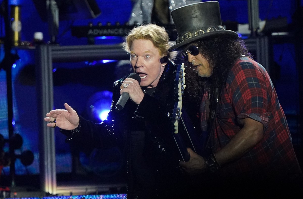 ARCHIV - 24.06.2023, Großbritannien, Somerset: Sänger Axl Rose (l) und Gitarrist Slash von der Band Guns N' Roses spielen beim Auftritt auf der Pyramid Stage des Glastonbury Festivals in Worthy F ...