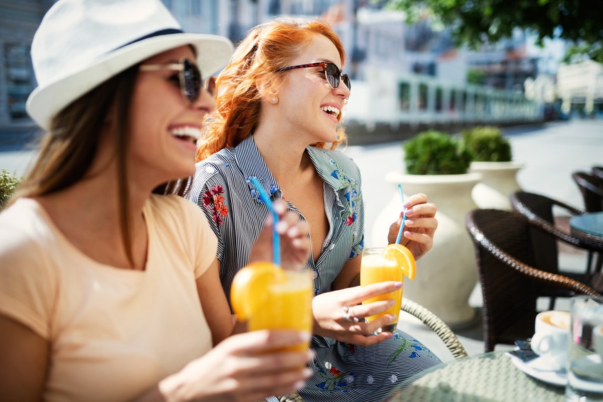 Um eine Übertragung des Coronavirus zu vermeiden, könnte es sinnvoll sein, zunächst nur Außenbereiche von Restaurants und Cafés wieder zu eröffnen. (Symbolbild)