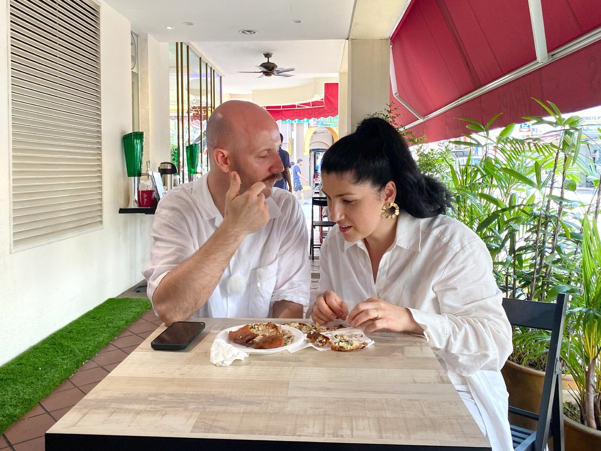 Markus Stöckle und Elif Oskan in Singapur.

Die Verwendung des sendungsbezogenen Materials ist nur mit dem Hinweis und Verlinkung auf RTL+ gestattet.