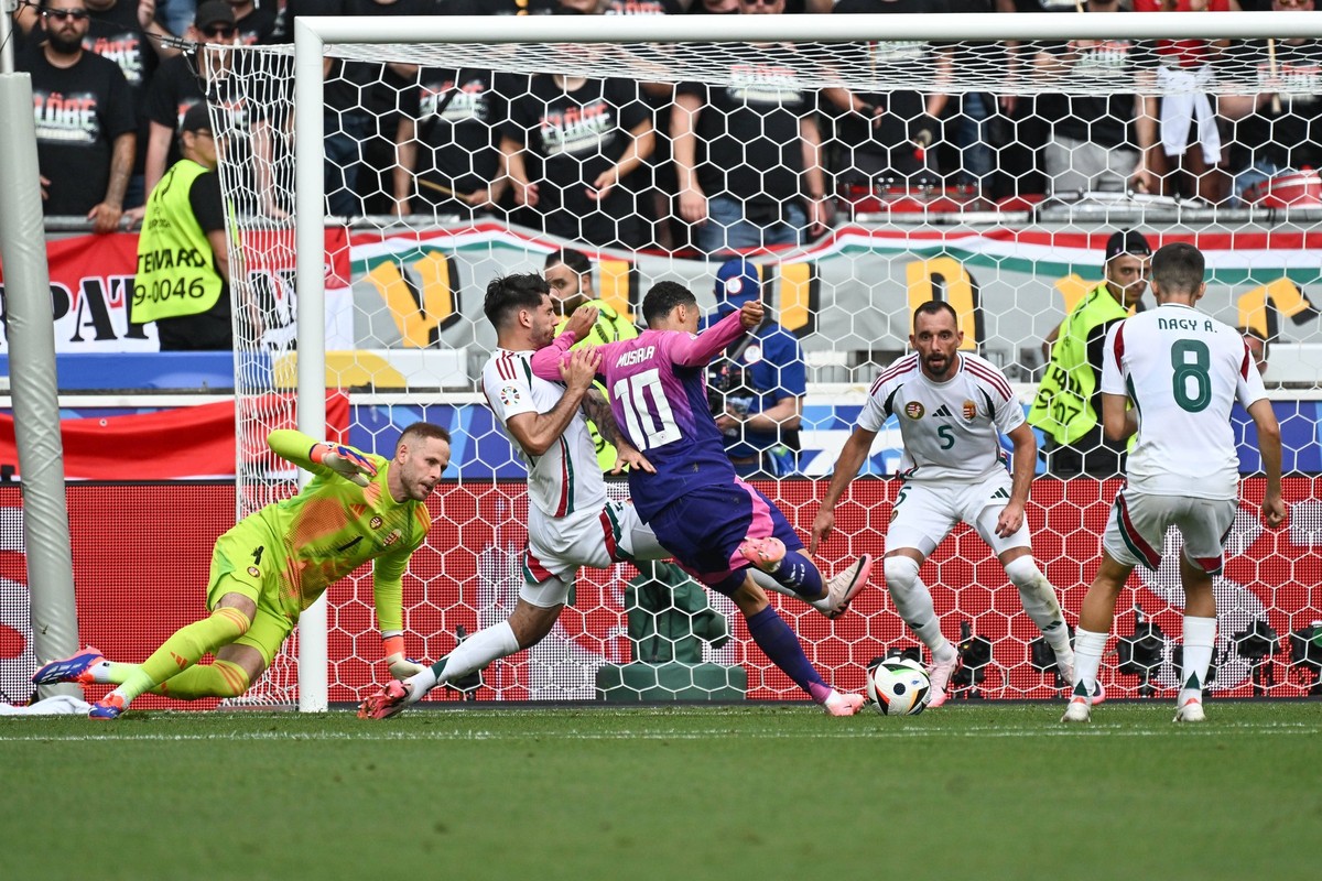 19.06.2024, xscotx, Fussball EM 2024, Deutschland - Ungarn, emspor, v.l. Tor zum 1:0 durch Jamal Musiala Deutschland, 10 Stuttgart *** 19 06 2024, xscotx, European Football Championship 2024, Germany ...