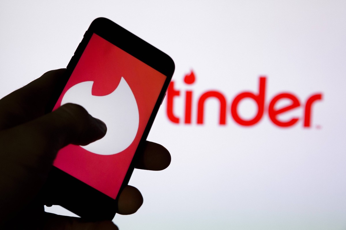 Das Logo von Tinder wird auf einem Smartphone angezeigt. Berlin, 26.02.2018. Berlin Deutschland *** The logo of Tinder is displayed on a smartphone Berlin 26 02 2018 Berlin Germany PUBLICATIONxINxGERx ...