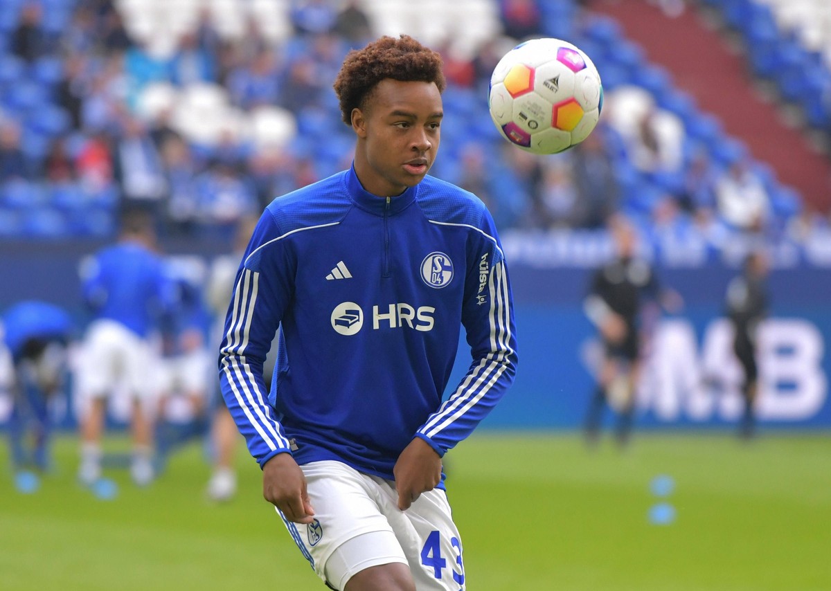 28.10.2023, xblx, Fussball 2.Bundesliga, FC Schalke 04 - Hannover 96 emspor, v.l. Assan Ouedraogo FC Schalke 04 DFL/DFB REGULATIONS PROHIBIT ANY USE OF PHOTOGRAPHS as IMAGE SEQUENCES and/or QUASI-VIDE ...