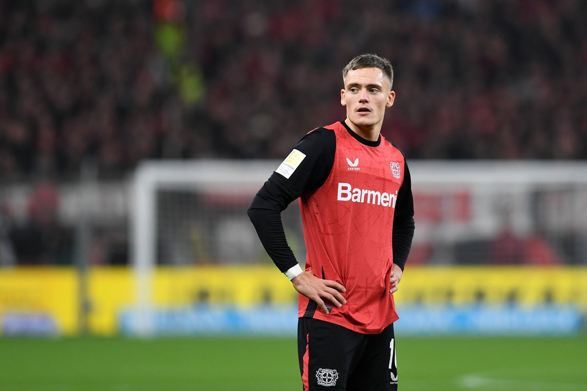 Florian Wirtz Bayer 04 Leverkusen schaut waehrend des Spiels der 1. Bundesliga zwischen Bayer 04 Leverkusen und VfB Stuttgart, BayArena am 01. November 2024 in Leverkusen, Deutschland. Foto von Ralf T ...