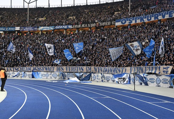 Die Berliner Fans demonstrierten mit den Worten "Entscheidungsgewalt des Vereins im Windhorst verweht!"