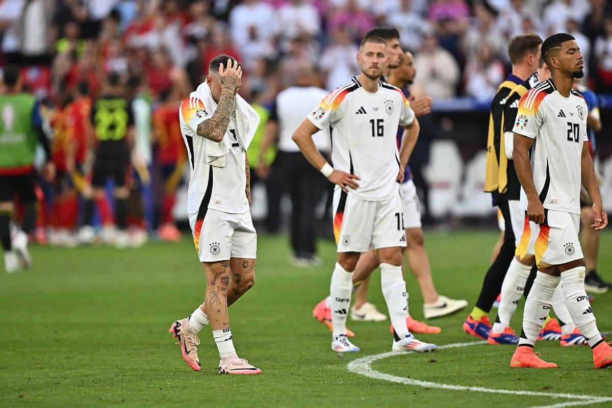 05.07.2024, xscotx, Fussball EM 2024 Viertelfinale, Spanien - Deutschland, emspor, v.l. Spieler der deutschen Mannschaft sind traurig, entt