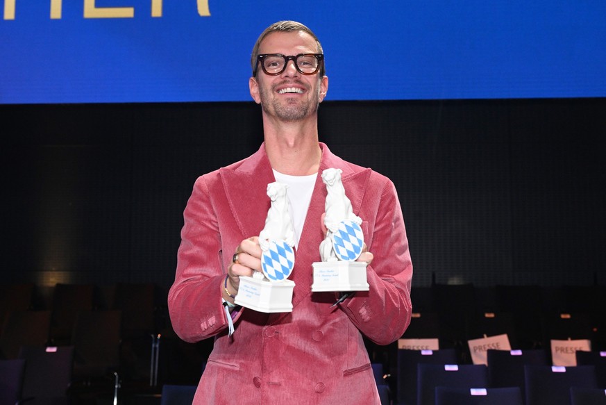 25.10.2023, Bayern, München: Joko Winterscheidt, Entertainer, steht mit zwei Trophäen nach der Verleihung des TV- und Streaming-Awards &quot;Blauer Panther&quot; in der BMW Welt. Der 44-Jährige wurde  ...