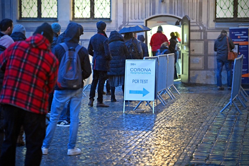 Lange Schlange,viele Menschen,Personen vor der Corona Teststation in der Residenz in Muenchen am 02.12.2021,Corona Schnelltest,PCR Test, Preisaushang vor einer Coronateststation in Muenchen,Teststatio ...