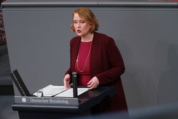 Berlin, Deutschland, 18.01.2024: Deutscher Bundestag: Sitzungswoche, 147. Sitzung: Familienministerin Lisa Paus, Gr�ne, h�lt eine Rede *** Berlin, Germany, 18 01 2024 German Bundestag sitting week, 14 ...