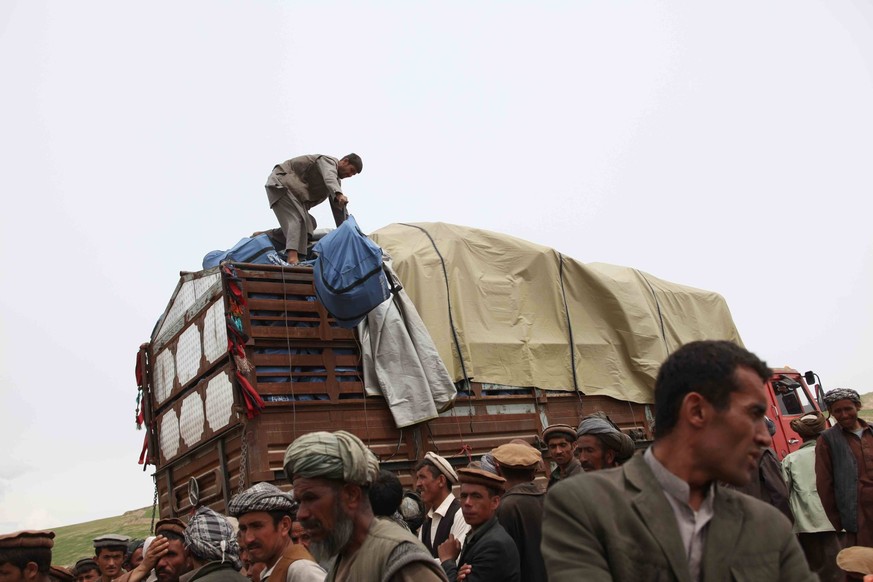 (140505) -- BADAKHSHAN, May 4, 2014 (Xinhua) -- Afghans wait to receive relief food after a landside in Badakhshan province, northern Afghanistan, May 4, 2014. The deadly landslide occurred Friday in  ...