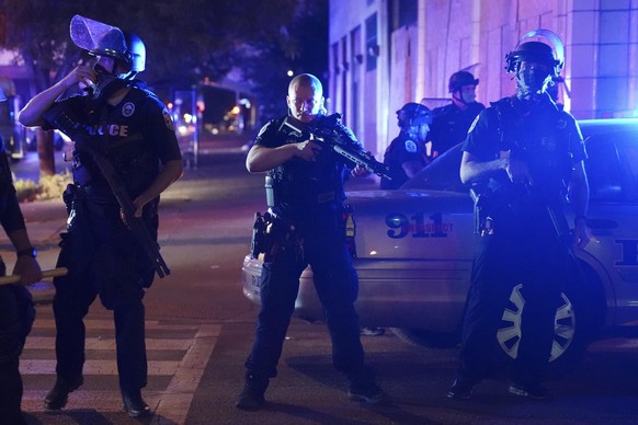 23.09.2020, USA, Louisville: Polizisten stehen an einer Kreuzung, nachdem ein Polizist angeschossen wurde. Bei Protesten gegen eine umstrittene Justizentscheidung nach dem Tod der schwarzen Amerikaner ...