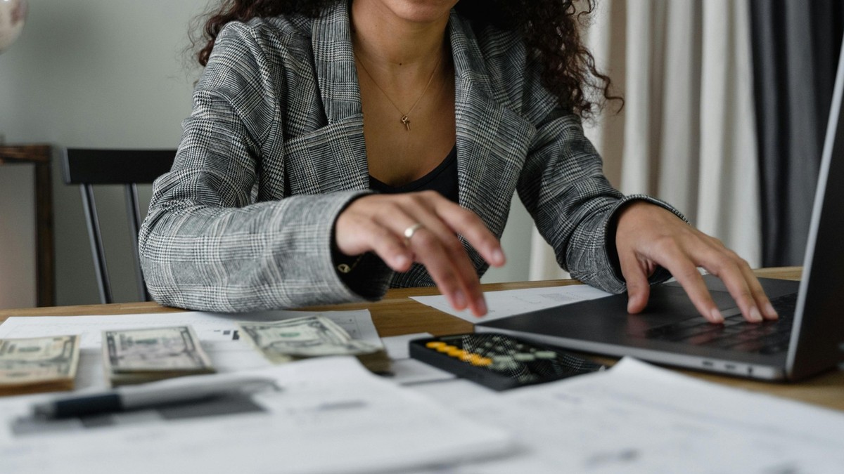 Da lohnt es sich, nochmal nachzurechnen: Hat mein Arbeitgeber mir wirklich zu viel gezahlt?