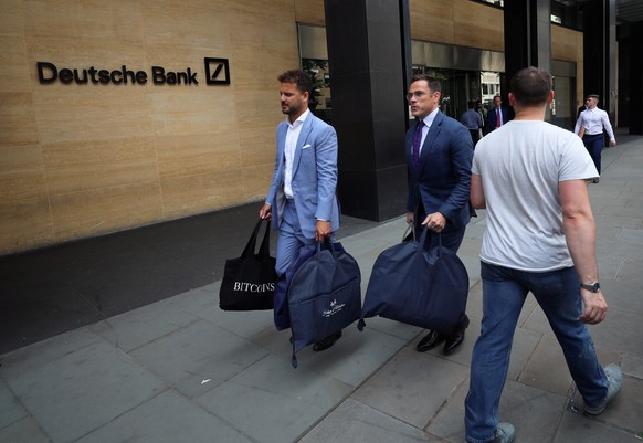 People carry bags outside a Deutsche Bank office in London, Britain July 8, 2019. REUTERS/Simon Dawson