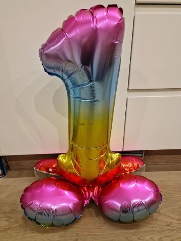 Das Foto auf Reddit zeigt den farbenfrohen Luftballon in Form der Zahl "1".