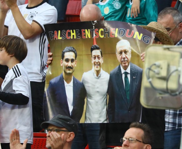 Kritik am Erdogan Foto an Ilkay Guendogan (Deutschland, Germany) und Mesut Oezil (Deutschland Germany) auf einem Plakat - 08.06.2018: Deutschland vs. Saudi-Arabien, Freundschaftsspiel, BayArena Leverk ...